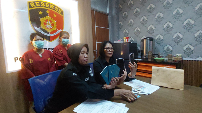 Kasi Humas Polresta Pontianak, AKP Wagitri dan Wakasat Reskrim Polresta Pontianak AKP Sulastri menunjukkan barang bukti tindak pidana perdagangan orang dengan modus pernikahan di Mapolresta Pontianak, Kalbar, Rabu 23 April 2025.
