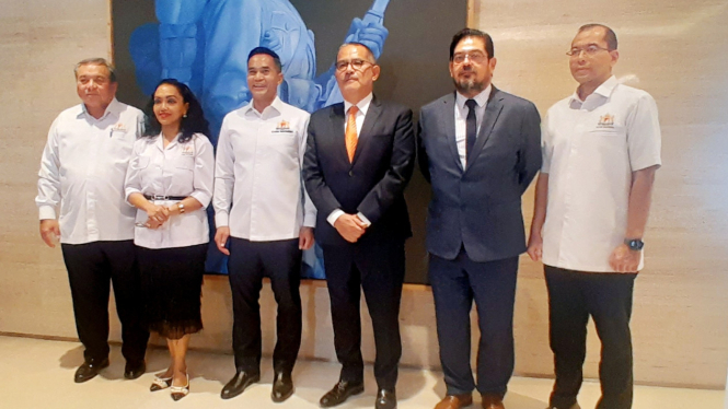 Ketua Umum Kadin Indonesia, Anindya Bakrie bersama Duta Besar Peru, Luis Tsuboyama, usai menggelar pertemuan di kantor Anindya Bakrie, kawasan Kuningan, Jakarta Selatan, Rabu, 23 April 2025