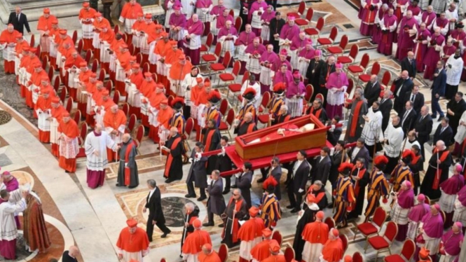 Peti Jenazah Paus Fransiskus Menuju Basilika Santo Petrus (Doc: BBC Internasional)