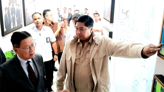 [Menteri Perumahan dan Kawasan Permukiman (PKP), Maruarar Sirait bersama Bos Grup Lippo, James Riady, saat bertemu dengan para konsumen Meikarta di kantor Kementerian PKP kawasan Thamrin, Jakarta Pusat, Rabu, 23 April 2025]