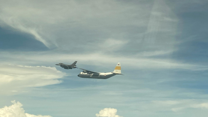 VIVA Militer: Jet Tempur F-16 intersept Pesawat Asing C-130 Hercules