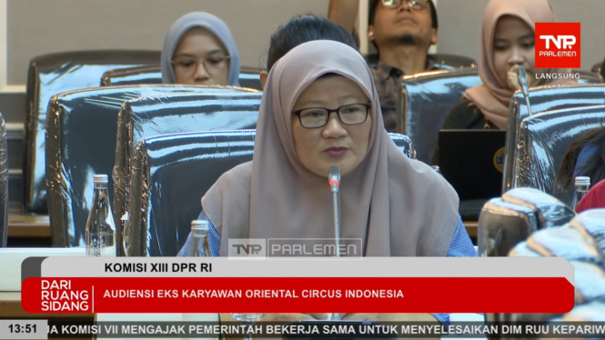 Eks pemain sirkus OCI, Vivi Nurhidayah saat audiensi dengan Komisi XIII DPR RI (sumber: tangkapan layar YouTube TV Parlemen)