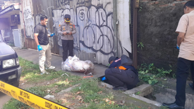 Polisi saat lakukan olah tkp dan evakuasi jasad pria terbungkus marung di Jalan Daan Mogot. Tangerang