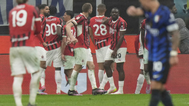 Pemain AC Milan rayakan gol ke gawang Inter Milan