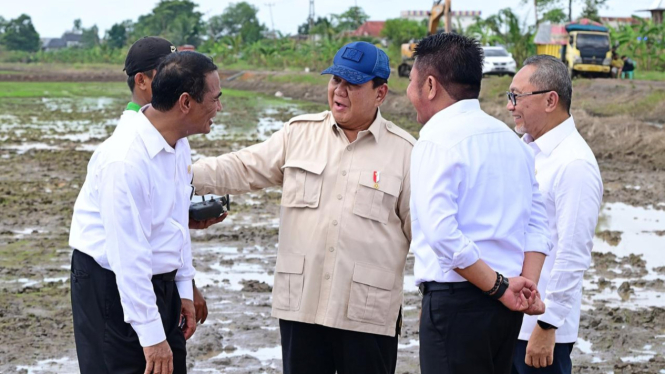 Presiden Prabowo Subianto bersama para Menteri dan Gubernur, saat kunjungan kerja ke Sumatera Selatan.