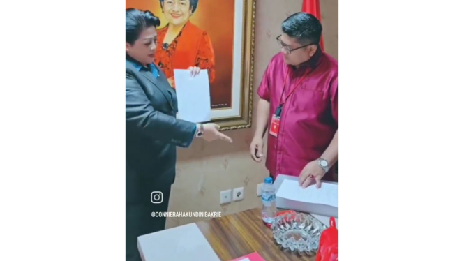 Connie Rahakundini Bakrie menyerahkan dokumen milik Hasto Kristiyanto ke PDIP