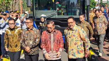Gubernur dan Wakil Gubernur Jakarta, Pramono Anung-Rano Karno, Gubernur Banten Andra Soni, Kadishub Jakarta Syafrin Liputo, dan Wakil Walikota Tangerang Selatan Pilar Saga Ichsan saat peresmian TransJabodetabek rute Alam Sutera-Blok M 