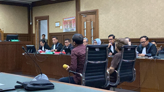 Advokat Donny Tri Istiqomah dan mantan anggota Bawaslu RI Agustiani Tio Fridelina bersaksi untuk Sekjen PDIP Hasto Kristiyanto soal kasus suap dan perintangan penyidikan PAW DPR RI. Sidang digelar di Pengadilan Tipikor pada PN Jakpus