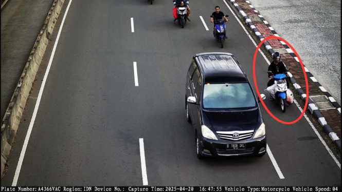 Foto istimewa (penampakan pelaku bawa mayat dalam karung)