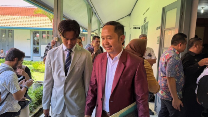 Penggugat wanprestasi mobil Esemka Aufaa Lukmana dan kuasa hukumnha, Sigit Sudibyanto usao sidang di PN Solo