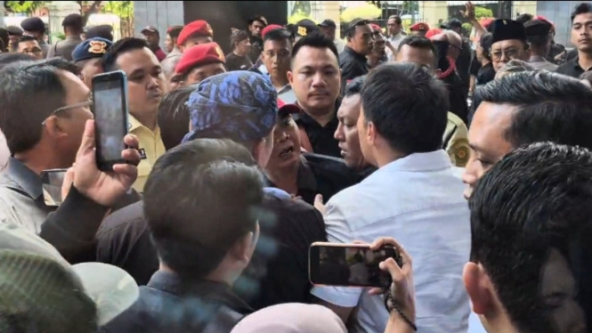 Simpatisan Hasto Kristiyanto kerubungi diduga penyusup di Pengadilan Tipikor pada PN Jakpus