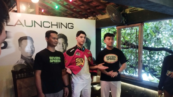 Al Ghazali (tengah) Launching tim Seven Speed 