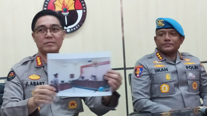 Kabid Humas Polda Jatim Kombes Pol Jules Abraham Abast (kiri) merilis hasil sidang etik Aiptu LC yang disangka memperkosa tahanan wanita.
