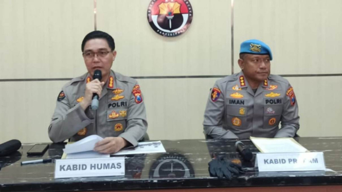 Kabid Humas Polda Jatim Kombes Pol Jules Abraham Abast (kiri).