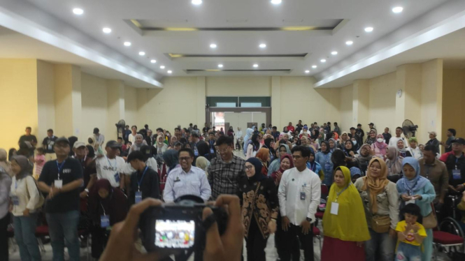 Anggota DPR RI Uya Kuya saat mensosialisasikan program MBG di Gor Cilandak Jaksel (istimewa)