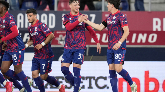 Pemain Bologna rayakan gol