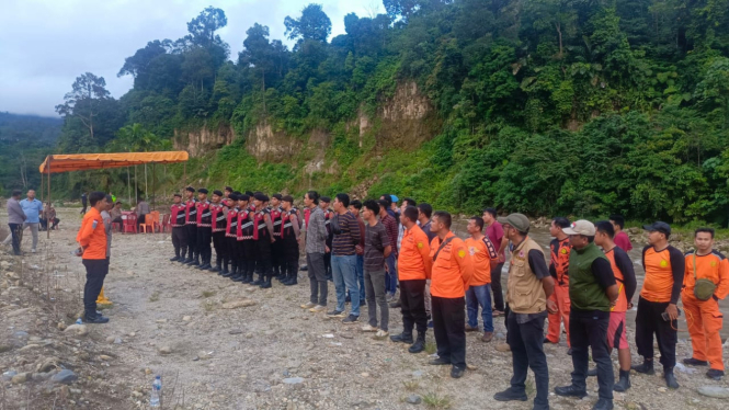 Tim SAR gabungan melakukan persiapan pencarian korban mobil terjun ke jurang di Kabupaten Pakpak Bharat.(dok Basarnas Medan)