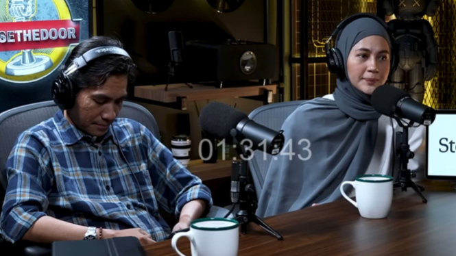 Pengacara Paula Verhoeven, Alvon Kurnia Palma main hp saat podcast