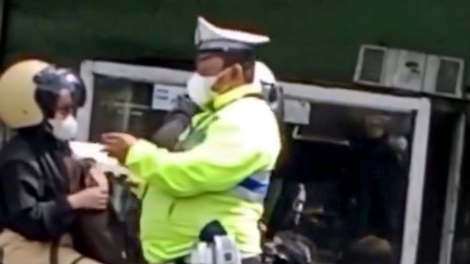 Oknum polisi menerima pemberian dari pemotor