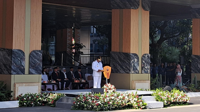 Wakil Gubernur Jakarta Rano Karno menjadi inspektur upacara 