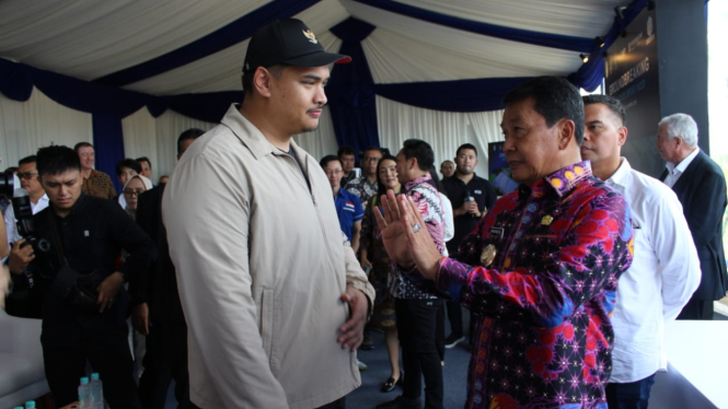 Menpora Dito Ariotedjo dan Bupati Tangerang Maesyal Rasyid saat berbincang pada groundbreaking fasilitas olahraga musim dingin di Kabupaten Tangerang