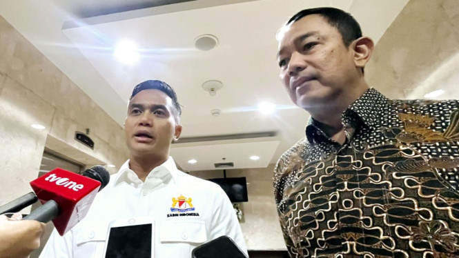 Ketua Umum Kadin Indonesia, Anindya Bakrie bersama Kepala LKPP, Hendrar Prihadi, saat ditemui di kantor LKPP, kawasan Kuningan, Jakarta Selatan, Jumat, 25 April 2025