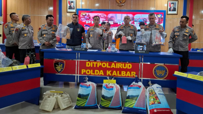 Konferensi pers Dit Polairud Polda Kalbar 