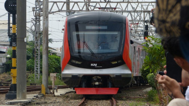 Kereta rel listrik (KRL) Commuter Line baru buatan CCRC Qingdao Sifang Tiongkok
