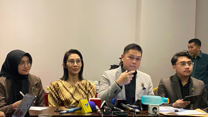 Kuasa hukum Yayasan Media Berkat Nusantara, Timoty Ezra Simanjuntak (tengah) dalam konferensi pers, Jumat, 25 April 2025