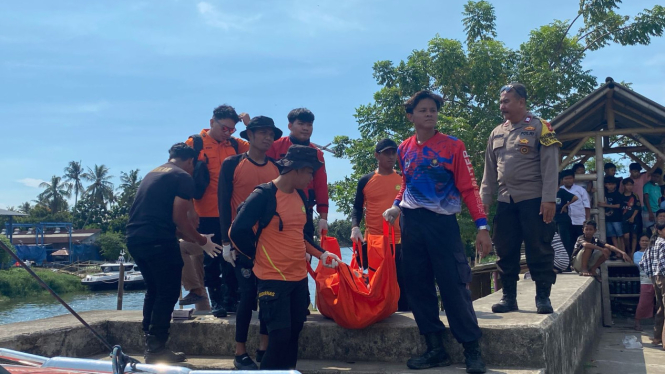 Proses evakuasi jasad pengemudi taksi online, korban pencurian dengan kekerasan di Tangerang
