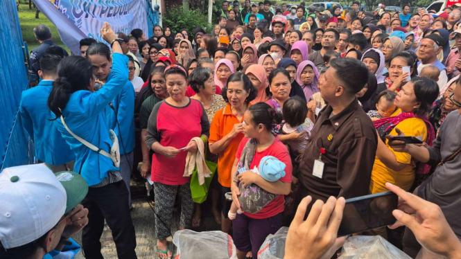 Mahasiswa UKI membagikan beras gratis ke masyarakat