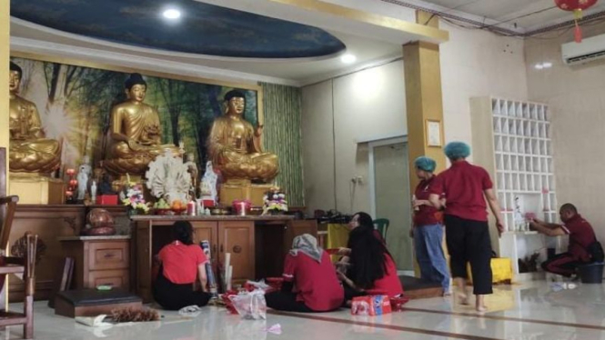 Ditjen Bimas Buddha Kemenag aksi bersih-bersih vihara jelang Waisak.