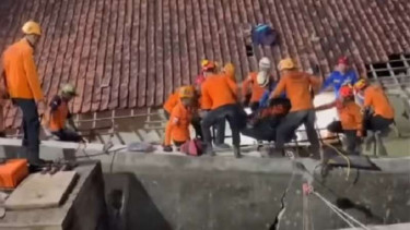 Petugas SAR mengevakuasi santri Gontor tewas tertimpa tandon air