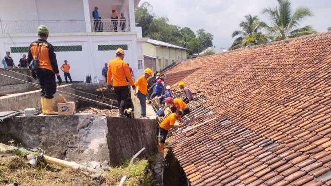 Kolam penampungan air di Ponpes Gontor Magelang roboh menimpa santri