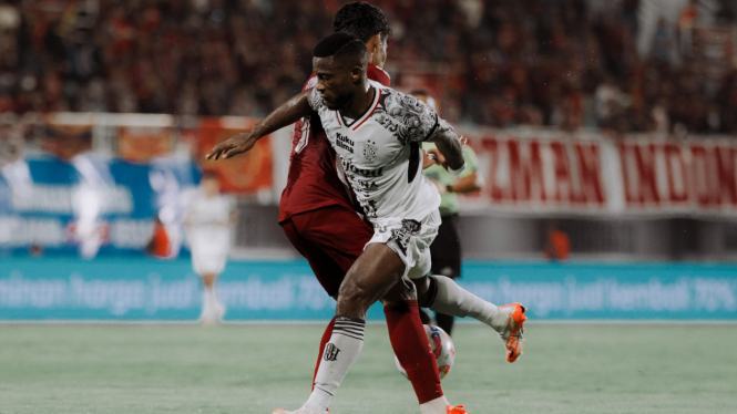 Privat Mbarga berhasil terobos gawang lawan dengan 1-0 lawan PSM Makassar - foto: Dokumen Bali United