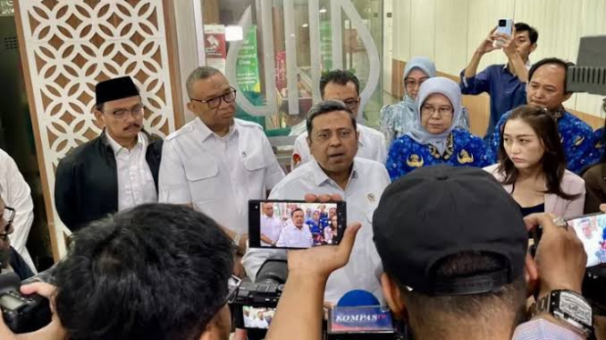 Kepala BPJPH Ahmad Haikal Hasan didampingi Wakil Kepala BPJPH Afriansyah Noor