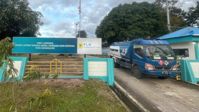Unit angkutan Solar PT Elnusa Petrofin menyuplai pasokan untuk Unit Layanan Pusat Listrik Tenaga Diesel Sanggau dan Sintang PLTD Sidomulyo, Desa Sidomulyo, Kecamatan Nanga Pinoh, Kabupaten Melawi, Kalimantan Barat, beberapa waktu lalu.