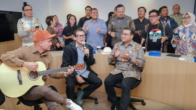 Menteri Ekraf Teuku Riefky menerima audiensi dari grup band ska, Tipe-X.
