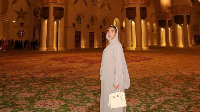 Kekasih Cristiano Ronaldo, Georgina Rodriguez mengunjungi masjid