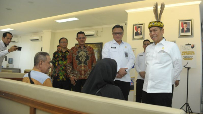 Wakil Ketua DPR RI Adies Kadir (kanan).