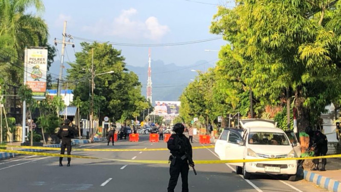 Personel Densus 88 Antiteror Mabes Polri berjaga di halaman Mapolres Pacitan