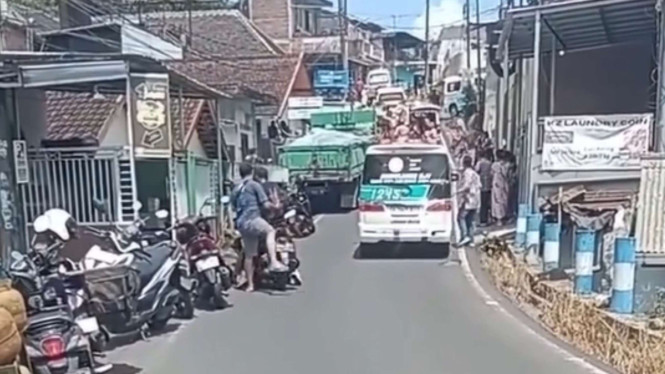 Tak Kuat Nanjak, Truk di Malang Mundur Tabrak Pemotor Sebabkan Balita Tewas