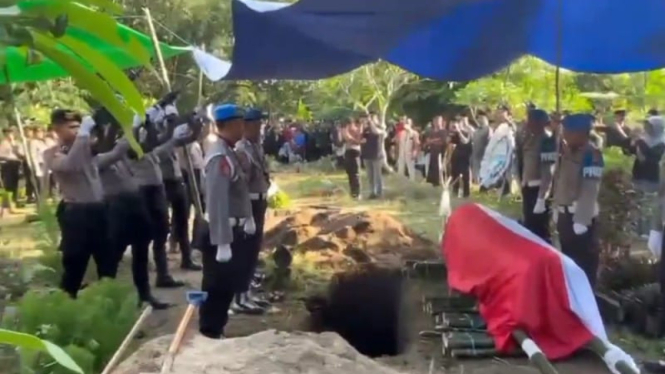 Proses pemakaman Brigadir Muhammad Nurhadi (Satria)