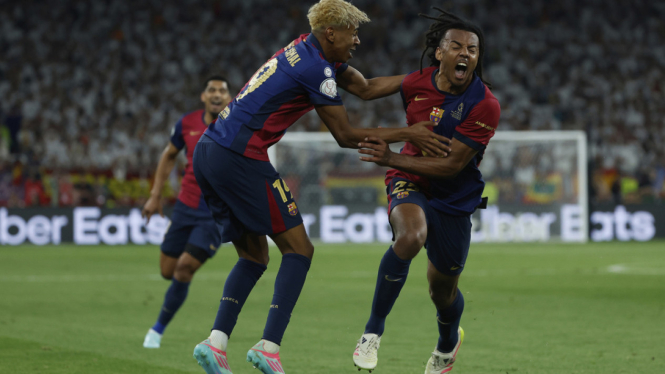 Pemain Barcelona rayakan gol Jules Kounde