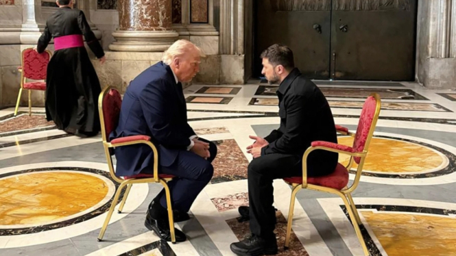 Trump dan Zelensky Bertemu di Vatikan (Doc: AP Photo)