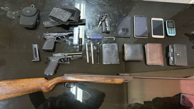 Sejumlah barang bukti yang disita dari oknum pengacara yang ditangkap di Jakarta
