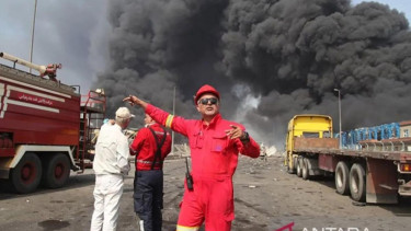 Asap membubung setelah ledakan besar yang merobek Pelabuhan Shahid Rajaee, Iran