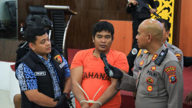 Irfan alias Ipan Jengkol, pelaku penembakan pelajar SMP saat dihadiri dalam konferensi pers di Polres Pelabuhan Belawan.(dok Polres Pelabuhan Belawan)