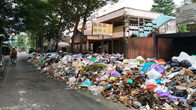 Kondisi tumpukan sampah pada salah satu ruas jalan di Kota Banjarmasin - Foto Dok Istimewa