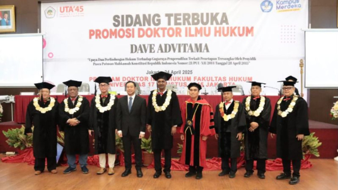 Dave Advitama bersama Promovendus Promotor, ko promotor, Ketua-Anggota penguji.